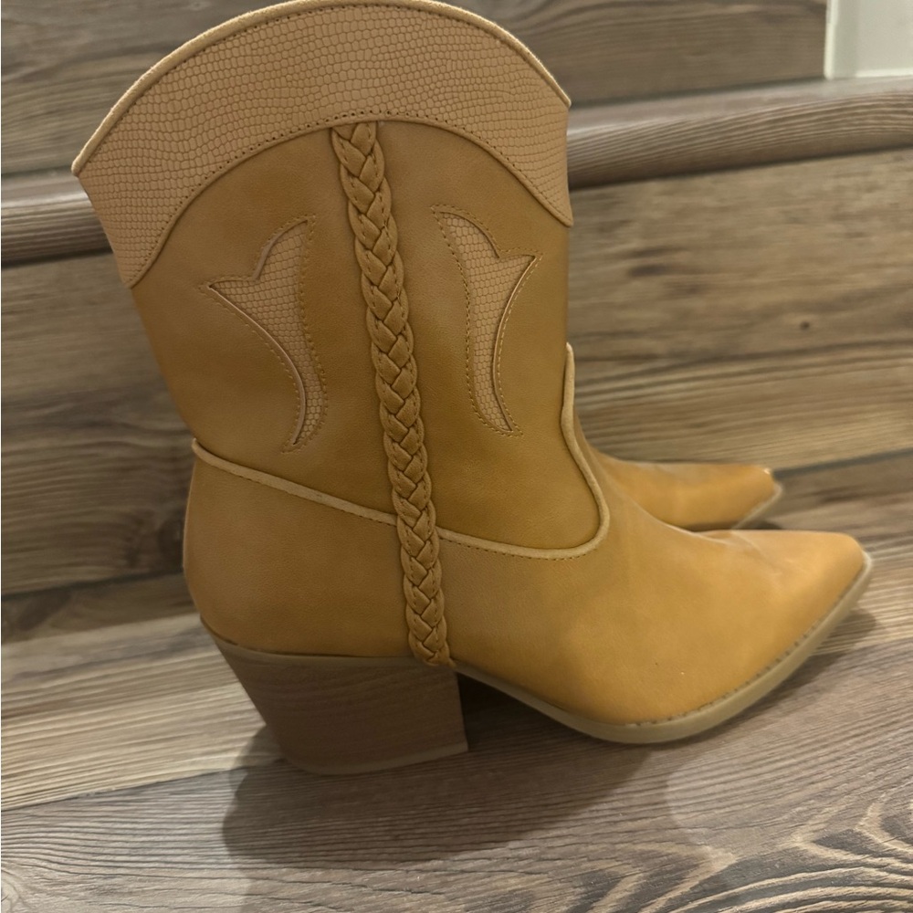Universal Thread Camel Heeled Boots